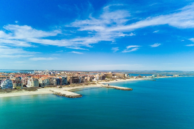 Photo vue panoramique d'une hauteur au-dessus de la ville de pomorie avec des maisons et des rues baignées par la mer noire en bulgarie