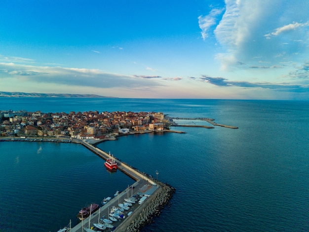 Vue panoramique d'une hauteur au-dessus de la ville de Pomorie avec des maisons et des rues baignées par la mer Noire en Bulgarie