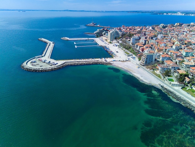 Vue panoramique d'une hauteur au-dessus de la ville de Pomorie avec des maisons et des rues baignées par la mer Noire en Bulgarie