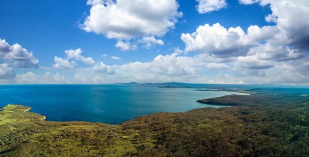 Vue panoramique d'une hauteur d'une plage avec une forêt près de la mer Noire dans le pays de la Bulgarie