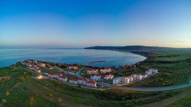 Vue panoramique d'une hauteur de la ville de Sozopol avec des maisons et des bateaux près de la mer Noire