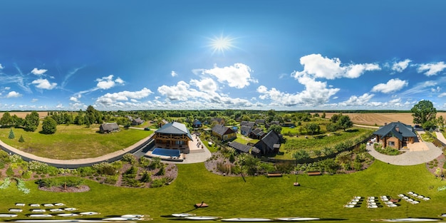 Vue panoramique hdri 360 sphérique complète et transparente aérienne au-dessus d'un village vert avec un secteur de développement privé avec des maisons de campagne en projection équirectangulaire