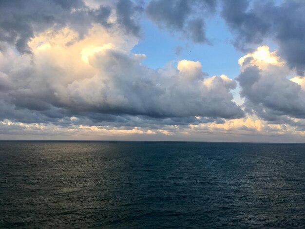 Photo vue panoramique de l'horizon de la mer contre le ciel