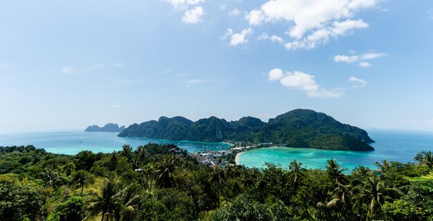 vue panoramique sur une île paradisiaque par une journée ensoleillée. îles phi phi, Thaïlande