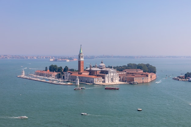 Vue panoramique sur l'île de San Giorgio Maggiore depuis le Campanile de Saint-Marc. Paysage de jour d'été et ciel bleu ensoleillé