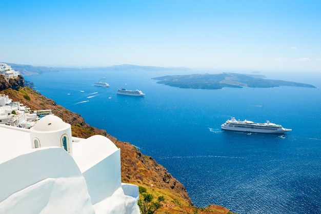 Photo vue panoramique sur l'île de santorin, grèce. paysage d'été avec vue sur la mer. destination de voyage célèbre