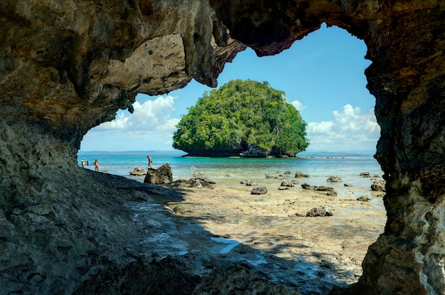 Photo vue panoramique de l'île vue à travers une formation rocheuse