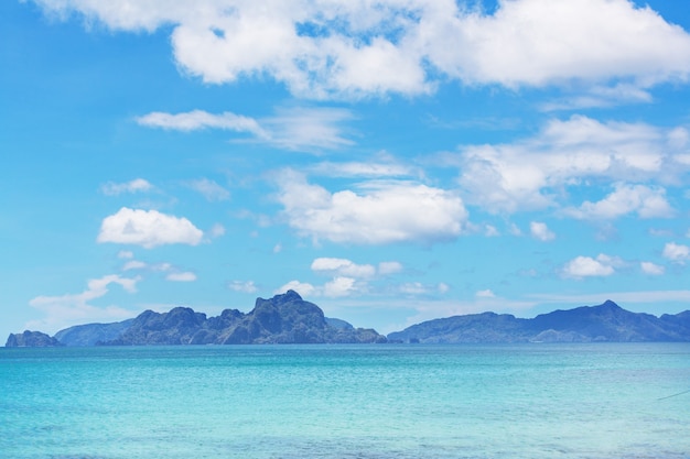 Vue panoramique imprenable sur la baie de la mer et les îles de montagne, Palawan, Philippines