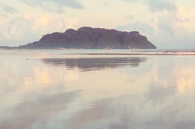 Vue panoramique imprenable sur la baie de la mer et les îles de montagne, Palawan, Philippines