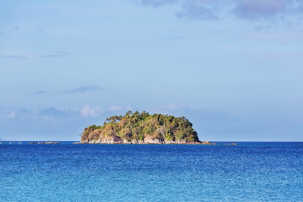 Vue panoramique imprenable sur la baie de la mer et les îles de montagne, Palawan, Philippines