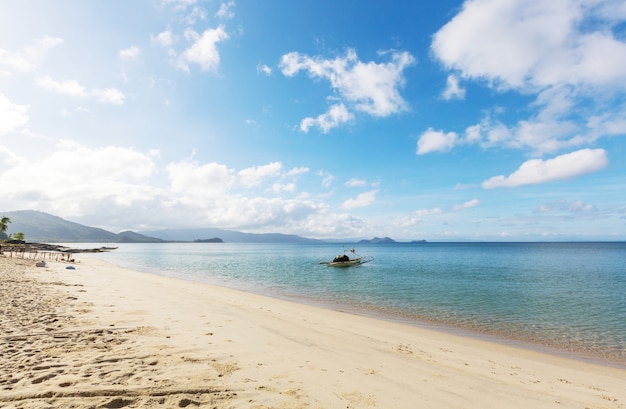 Vue panoramique imprenable sur la baie de la mer et les îles de montagne, Palawan, Philippines