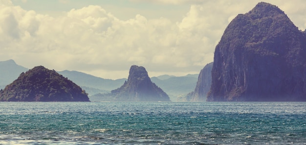 Vue panoramique imprenable sur la baie de la mer et les îles de montagne, Palawan, Philippines