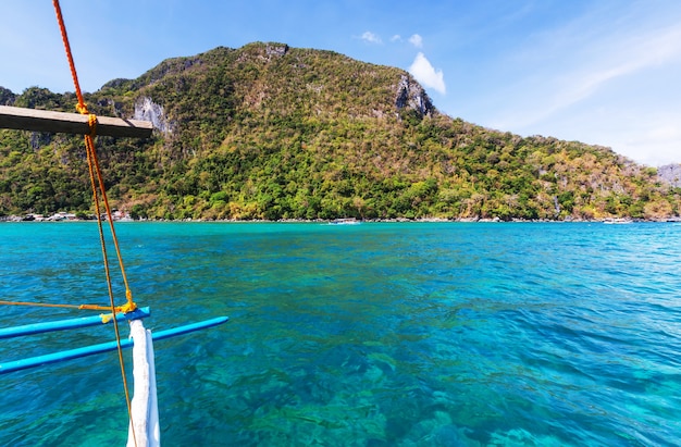 Vue panoramique imprenable sur la baie de la mer et les îles de montagne, Palawan, Philippines