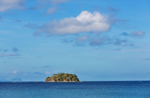 Vue panoramique imprenable sur la baie de la mer et les îles de montagne, Palawan, Philippines