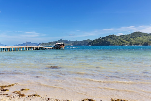 Vue panoramique imprenable sur la baie de la mer et les îles de montagne, Palawan, Philippines