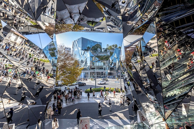 Vue panoramique de l'intérieur miroiré du Tokyu Plaza Omotesando