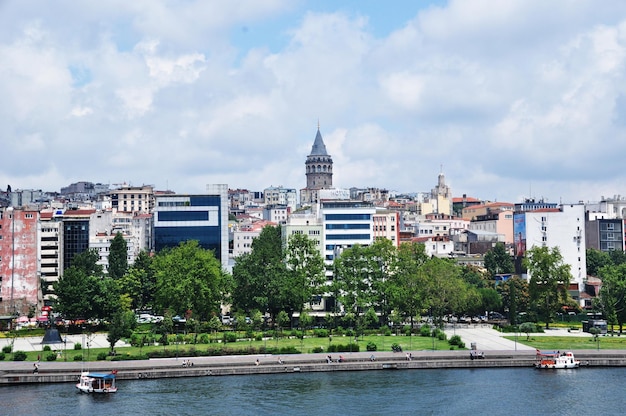 Vue panoramique d'Istanbul par temps nuageux. Tour de Galata dans le contexte des bâtiments résidentiels. 09 juillet 2021, Istanbul, Turquie.