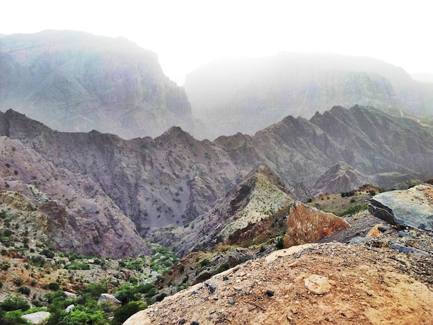 Photo vue panoramique de jebel akhdar par temps brumeux