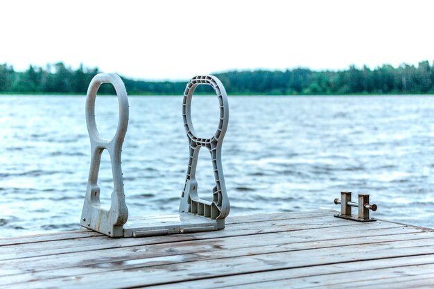 Vue panoramique d'une jetée en bois à l'eau