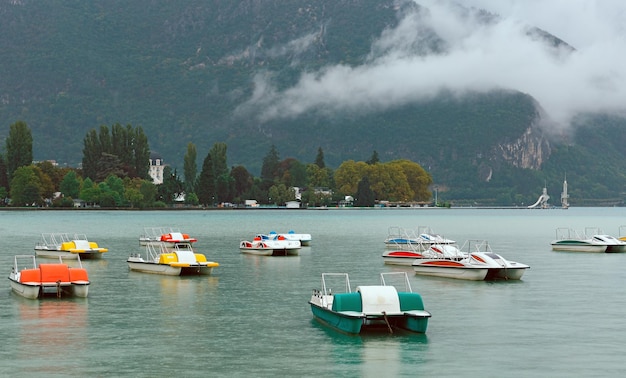 Photo vue panoramique sur le lac d'annecy et parc avec remblai haute savoie annecy france