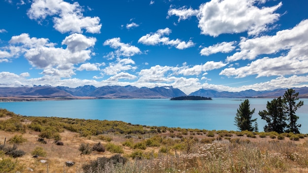 Vue panoramique sur le lac coloré Tekapo en Nouvelle-Zélande