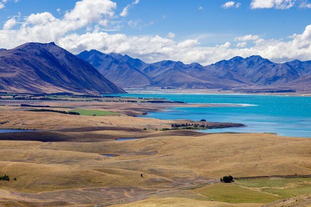 Vue panoramique sur le lac coloré Tekapo