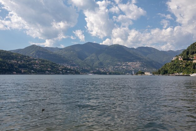 Vue panoramique sur le lac de Côme (Lago di Como) est un lac d'origine glaciaire en Lombardie, en Italie. Jour d'été et ciel bleu dramatique