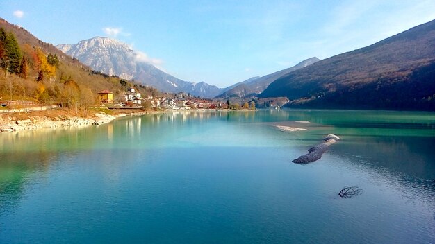 Photo vue panoramique d'un lac dans le nord de l'italie