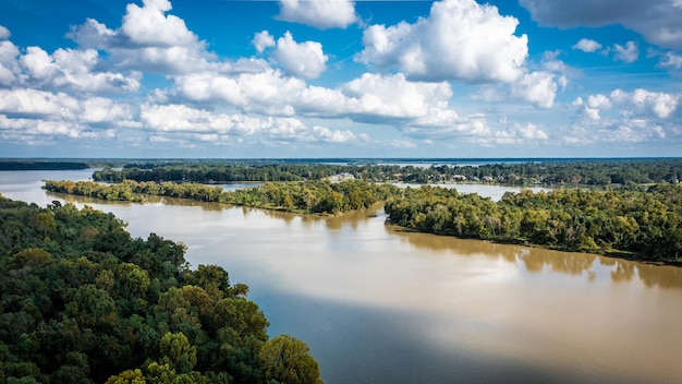 Vue panoramique sur le lac Houston avec fond bleu nuage et forêt