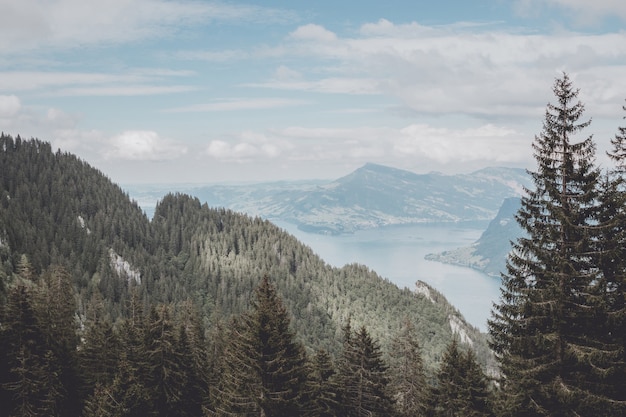 Vue panoramique sur le lac de Lucerne et la scène des montagnes dans le Pilatus de Lucerne, Suisse, Europe. Paysage d'été, temps ensoleillé, ciel bleu dramatique et journée ensoleillée