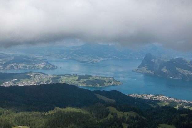 Vue panoramique sur le lac de Lucerne et la scène des montagnes dans le Pilatus de Lucerne en Suisse