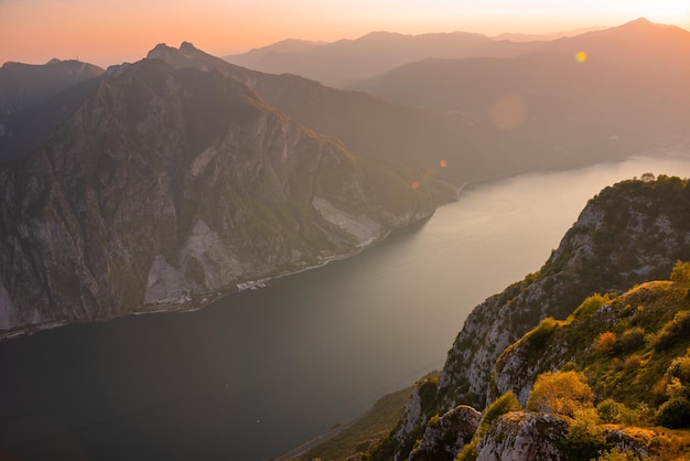 Vue panoramique sur un lac de montagne au coucher du soleil magnifique paysage naturel