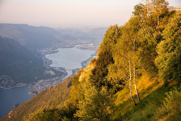 Vue panoramique sur un lac de montagne au coucher du soleil magnifique paysage naturel