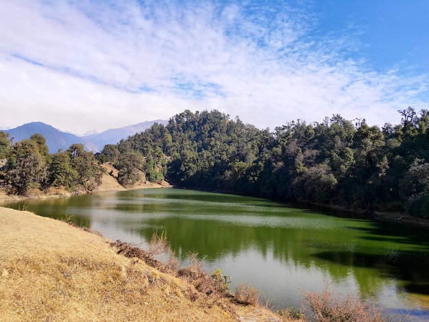 Vue panoramique sur le lac et les montagnes contre le ciel