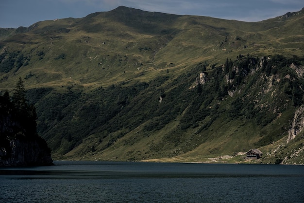 Photo vue panoramique sur le lac et les montagnes