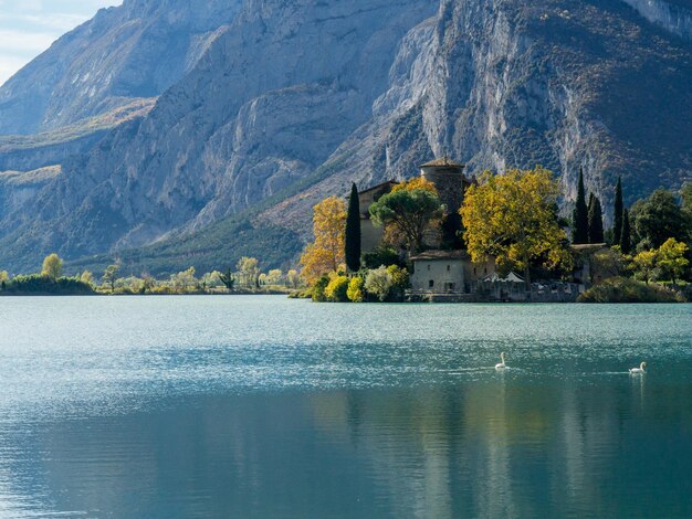Vue panoramique sur un lac tranquille de Toblino avec une belle nature en Italie