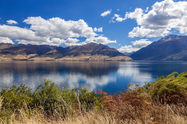 Vue panoramique sur le lac Wanaka en été