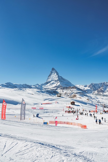 Vue panoramique sur le lever ou le coucher du soleil sur le cervin, l'une des montagnes suisses les plus célèbres et les plus emblématiques