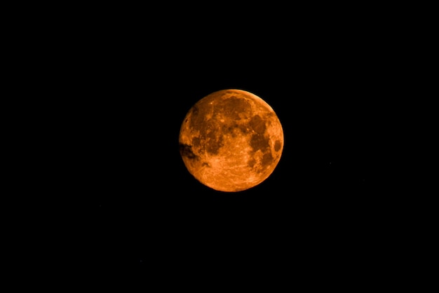 Vue panoramique de la lune contre le ciel la nuit