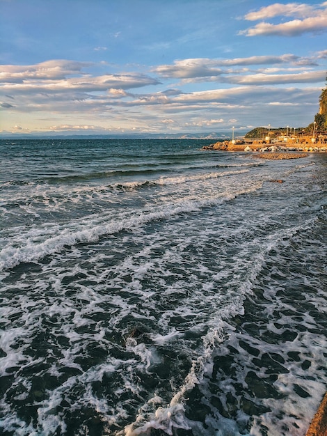 Vue panoramique sur le magnifique coucher de soleil rouge sur la mer Adriatique, côte en Slovénie. été. Fond naturel