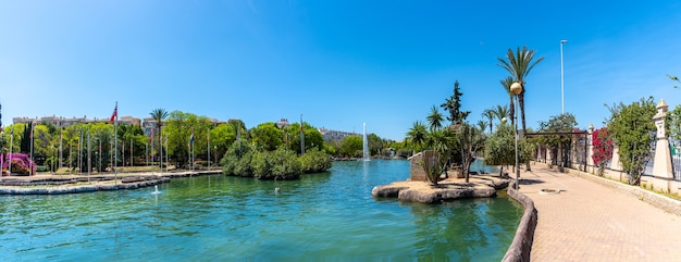 Vue panoramique sur le magnifique lac dans le centre de la ville dans le Parque de las Naciones dans la ville de Torrevieja