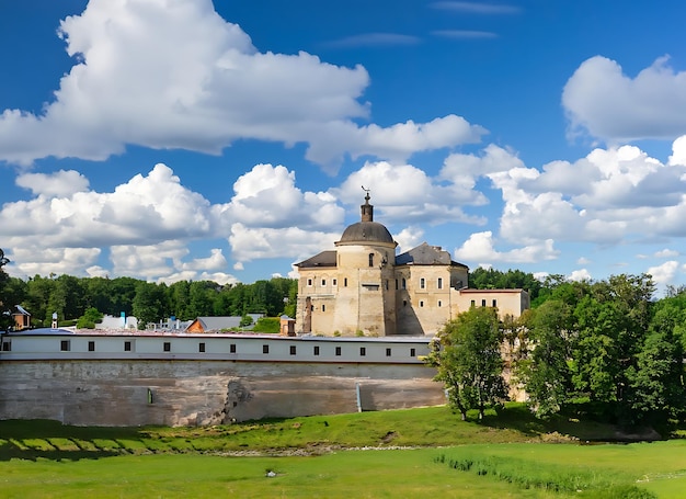 Vue panoramique sur le magnifique paysage naturel du vieux château, ciel bleu et nuages blancs moelleux