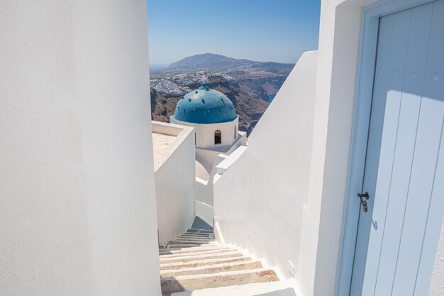 Vue panoramique sur les maisons blanches traditionnelles des Cyclades et les dômes bleus du village d'Oia, île de Santorin