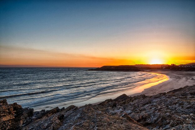 Vue panoramique de la mer au coucher du soleil