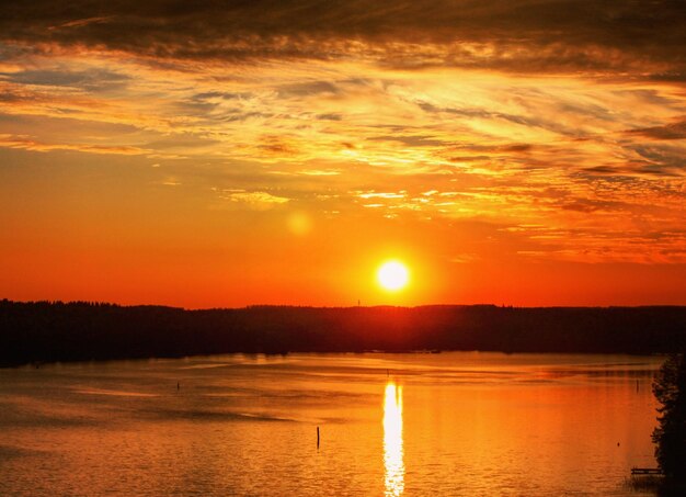 Vue panoramique de la mer au coucher du soleil