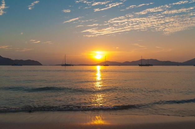 Vue panoramique de la mer au coucher du soleil