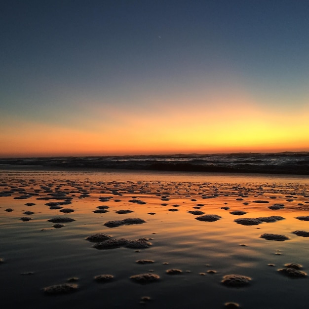 Vue panoramique de la mer au coucher du soleil