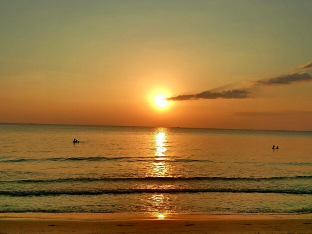 Vue panoramique de la mer au coucher du soleil