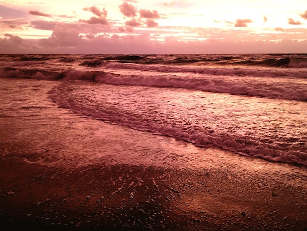 Photo vue panoramique de la mer au coucher du soleil