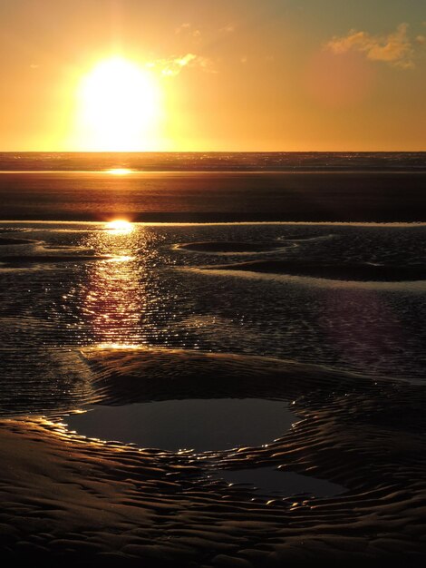 Photo vue panoramique de la mer au coucher du soleil